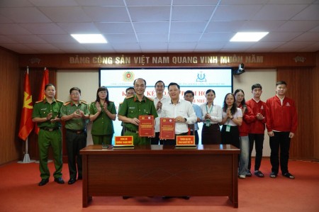Trường Đại học Công nghiệp Việt Trì tham gia ký kết phối hợp bảo đảm an ninh, an toàn trường học